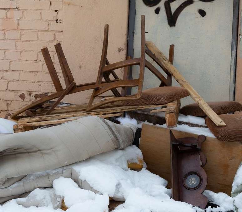 M&oacute;veis que n&atilde;o s&atilde;o sustent&aacute;veis ajudam a causar o ac&uacute;mulo de lixo - Shutterstock