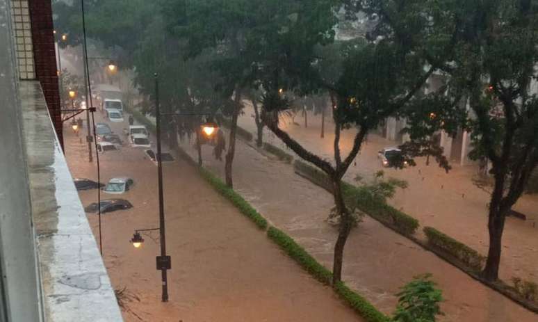 Chuvas causaram deslizamento de terra em Pétropolis, no Rio, nesta terça-feira, 15 