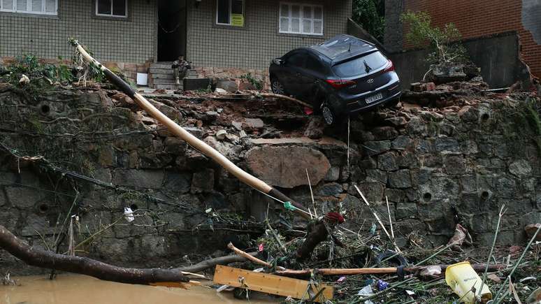 Fortes chuvas que caíram em Petrópolis (RJ), na região Serrana do Rio, provocaram enchentes e deslizamentos na noite de terça (15/2)