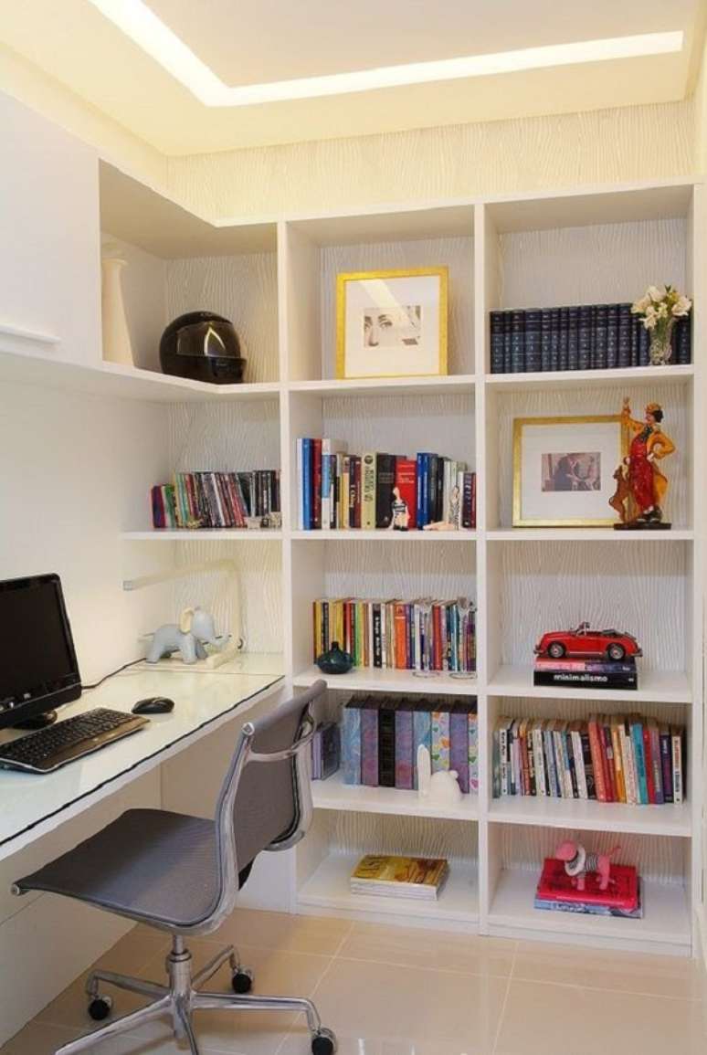 12. Estante livreiro com escrivaninha branca &ndash; Foto Okka