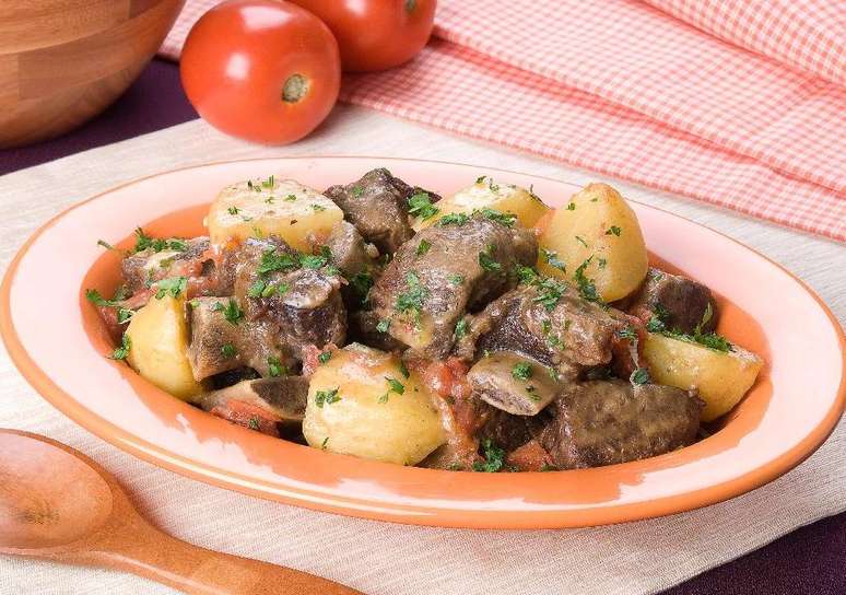 Receitas de costela bovina com batata suculentas &ndash; Foto: Guia da Cozinha