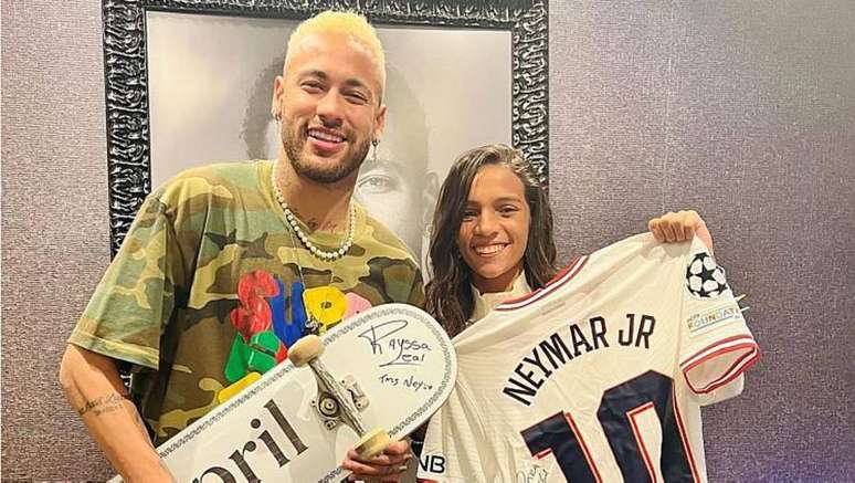 Rayssa Leal e Neymar se encontram em Paris com direito a troca de presentes, churrasco e videogame.
