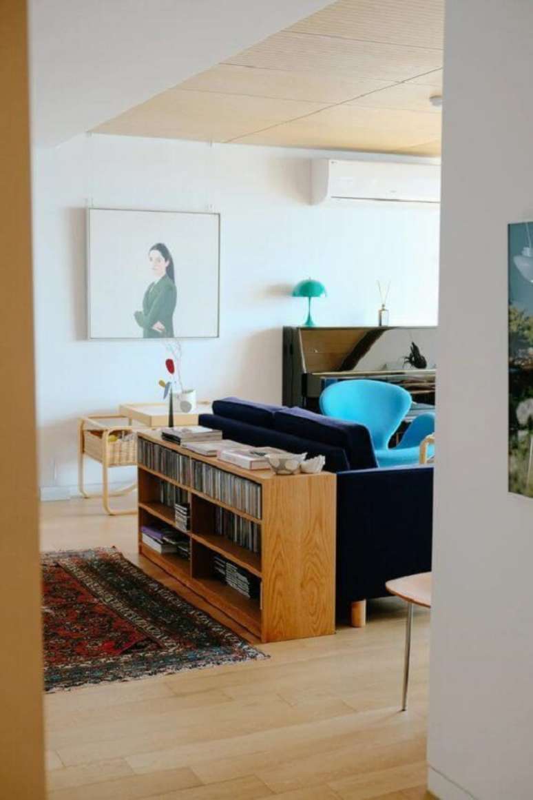 47. Mini estante livreiro atr&aacute;s do sof&aacute; azul marinho &ndash; Foto The Urbnite