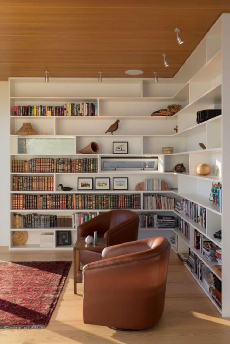 61. Sala com estante livreiro planejada pra livros e enfeites &ndash; Foto Dezeen