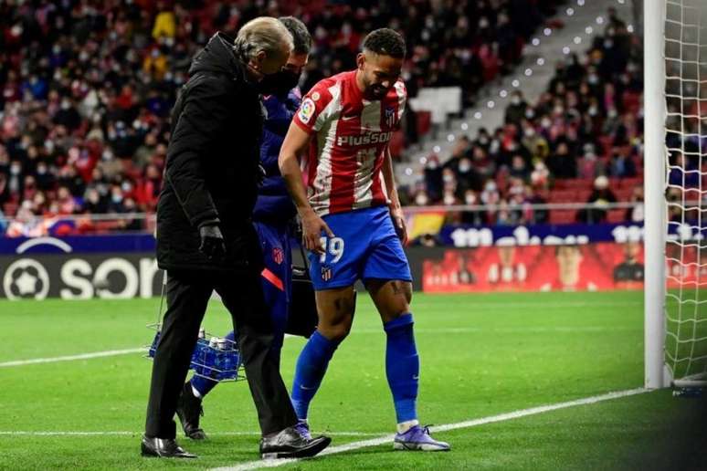 Brasileiro deixou o gramado lesionado (Foto: JAVIER SORIANO / AFP)