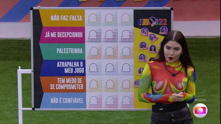 Jade Picon com body da Shein e saia da Yves Saint Laurent