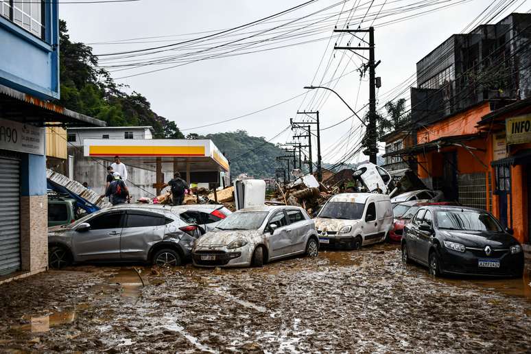 Carros destruídos e amontoados apareceram nas ruas de Petrópolis 