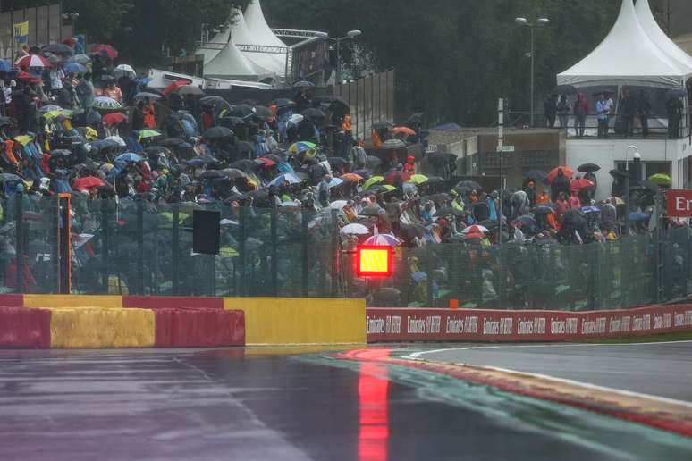 Os fãs presentes em Spa no ano passado viram a corrida ser cancelada devido ao mau tempo 