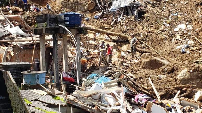 Destroços e lama no Morro da Oficina, uma das comunidades mais atingidas pela forte chuva de terça-feira (15/2)