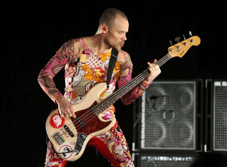 Flea, do Red Hot Chili Peppers, tocando seu baixo Shell Pink ’61 Jazz Bass, da Fender (Foto/Reprodução/Internet)