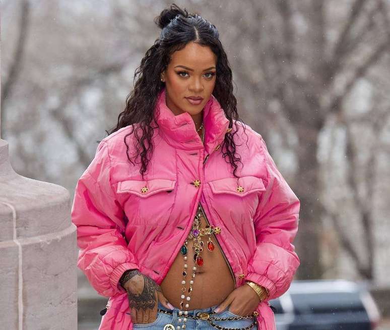 Cantora Rihanna teve dificuldades para esconder gravidez dos amigos  
