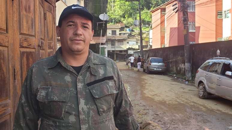 'Só saio daqui quando encontrar meu filho', diz Paulo Roberto de Oliveira, que já havia perdido sua casa nas fortes chuvas de 2011