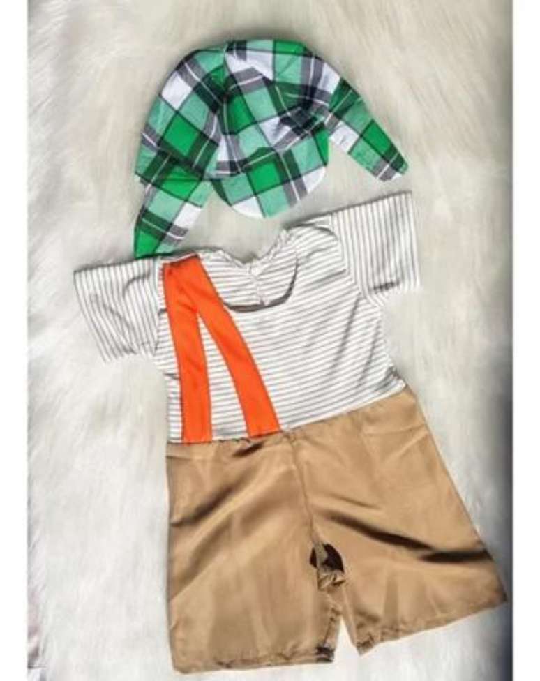 Fantasia de Chaves com chapéu. Quem lembra?