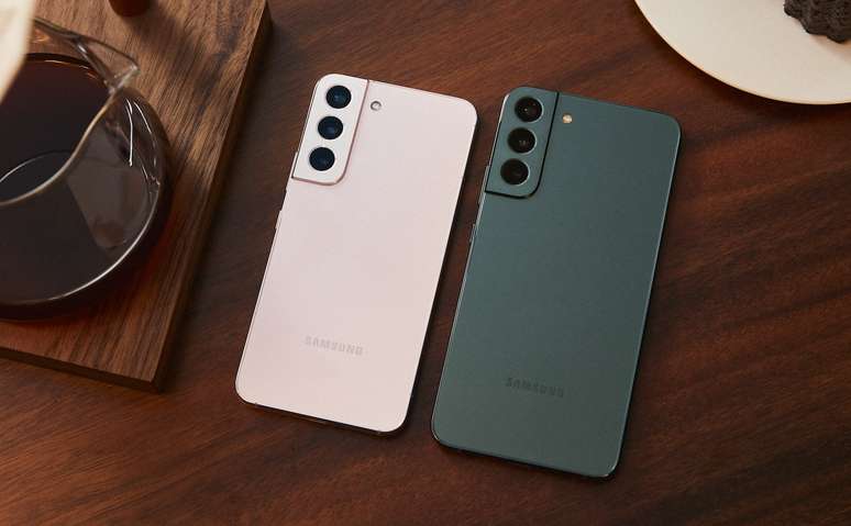 Galaxy S22 e SS2+, da esquerda para direita  Foto: Samsung