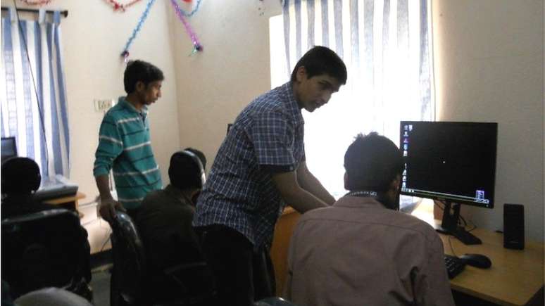 Srikanth trabalhando no Samanvai Computer Training Center para alunos com deficiências múltiplas