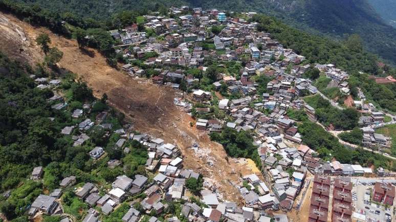 Foto desta quinta-feira (17/2) mostra grande desabamento no morro da Oficina, em Petrópolis