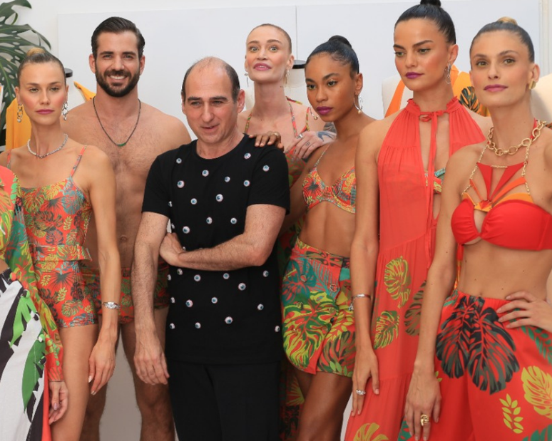 Amir Slama entre alguns modelos 