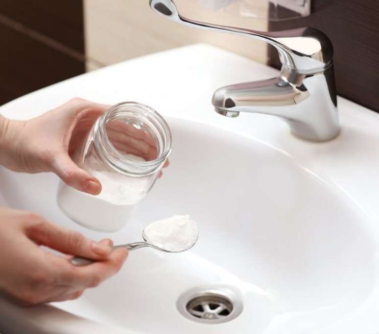 O sal, por exemplo, &eacute; um importante aliado para desentupir a pia |