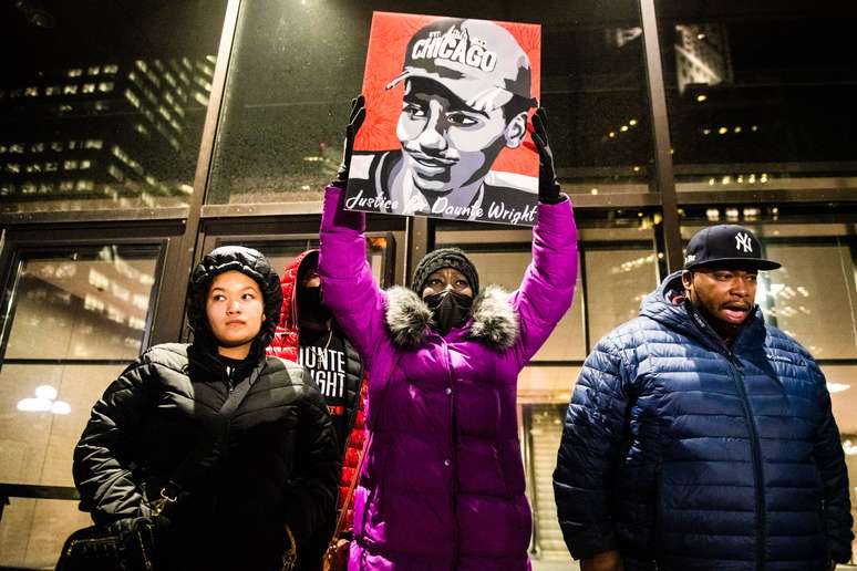 Pessoas protestam durante o julgamento de Kim Potter, policial que matou Daunte Wright em abril de 2020