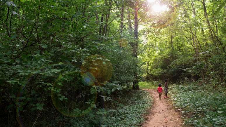 A estrada para a escola era cheia de lama na estação chuvosa