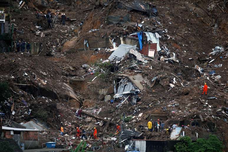 Equipes de resgate trabalham em locais com possíveis vítimas de soterramento, em Petrópolis, na Região Serrana do Rio, nesta sexta-feira, 18 de fevereiro de 2022