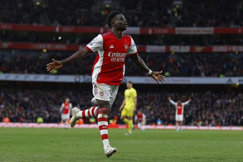 Bukayo Saka marcou bonito gol na vitória do Arsenal sobre o Brentford (Foto: IAN KINGTON / AFP)