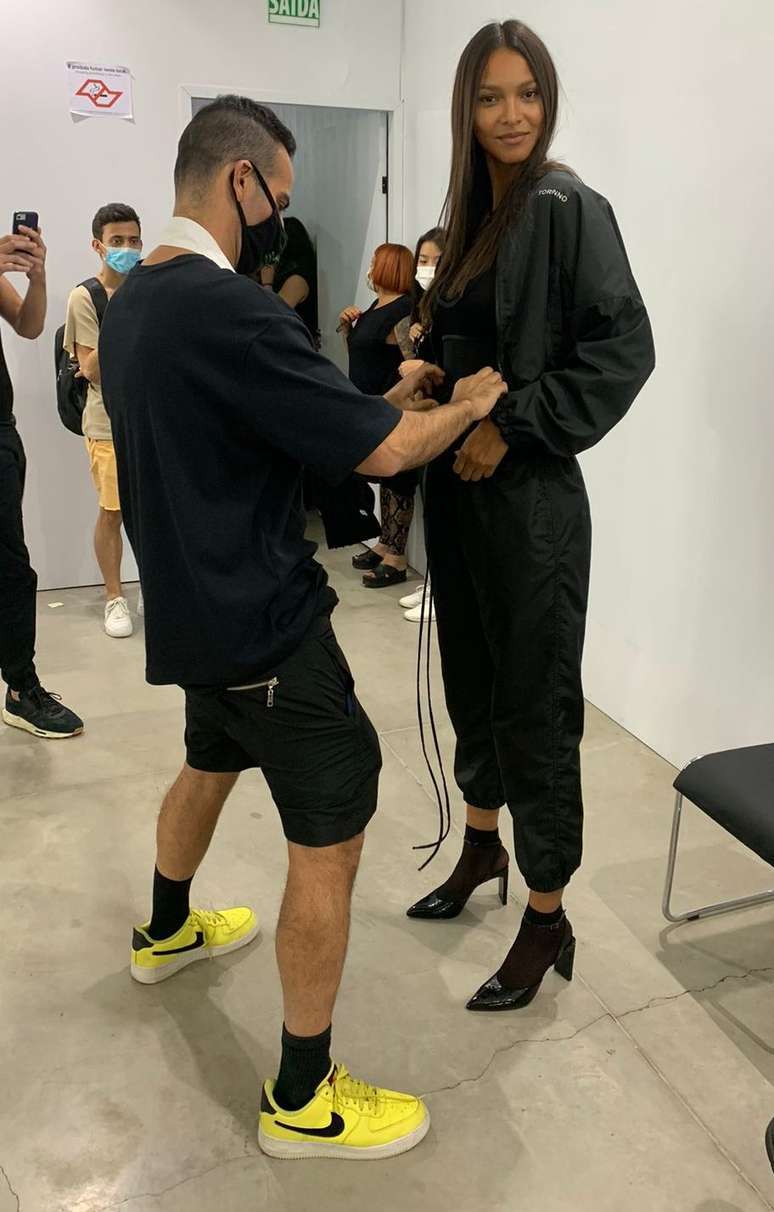 Luis Fiod e Lais Ribeiro nos bastidores do SPFW 