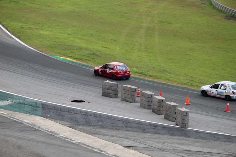 As barreiras feitas pela administração de Interlagos para permitir a sequência da programação ao lado do buraco 