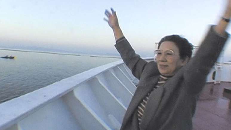 M&atilde;e do cineasta Yang em um trecho do document&aacute;rio "Dear Pyongyang"