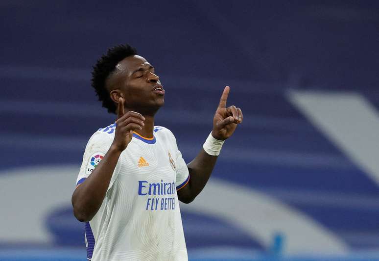 Vin&iacute;cius J&uacute;nior marca e Real Madrid bate Alav&eacute;s no Espanhol