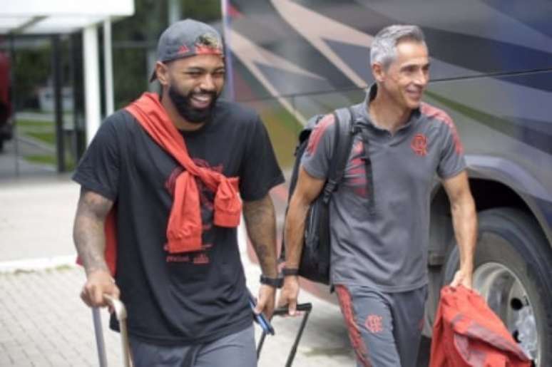 Gabigol e Paulo Sousa mostram descontração durante o embarque para Cuiabá (Foto: Marcelo Cortes/Flamengo)