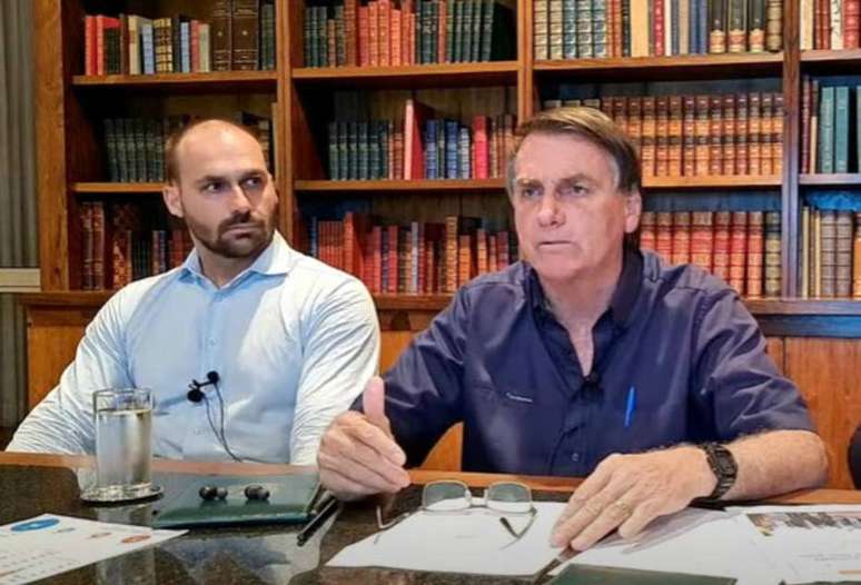 Em live, Bolsonaro afirmou que terá 'tampões' nos ministérios a partir de abril, depois que uma parte da equipe deixar os cargos para disputar as eleições.