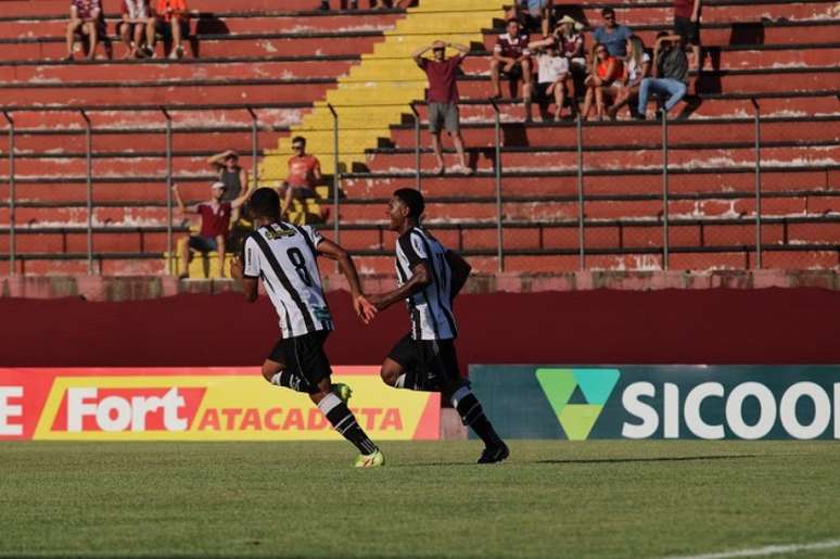 Luis Gustavo comemora seu gol que ajudou o Figueirense a garantir a vitória sobre o Juventus de Jaraguá do Sul (Foto: Patrick Floriani/Figueirense)