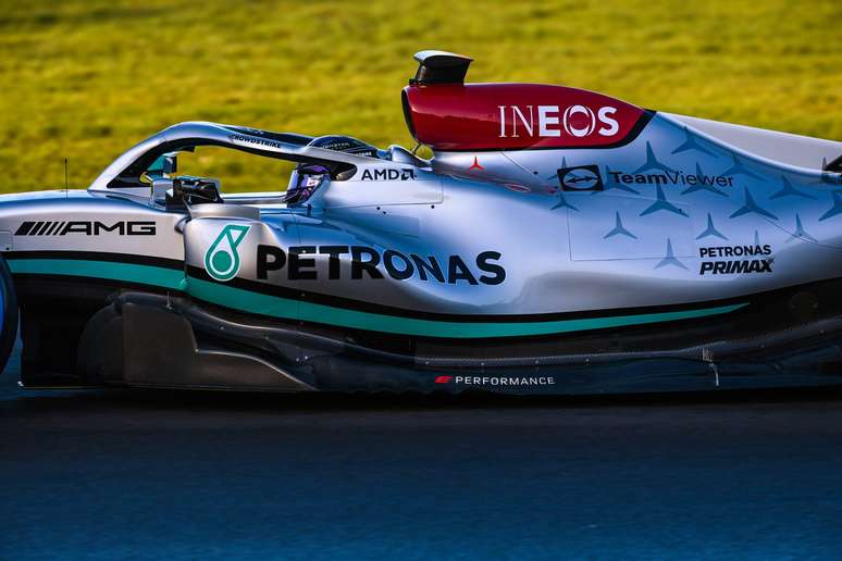 Lewis Hamilton foi à pista de Silverstone para guiar pela primeira vez o W13 da Mercedes 