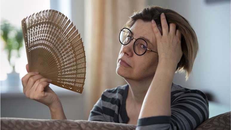 Algumas mulheres têm várias ondas de calor por dia. Outras só as experimentam esporadicamente