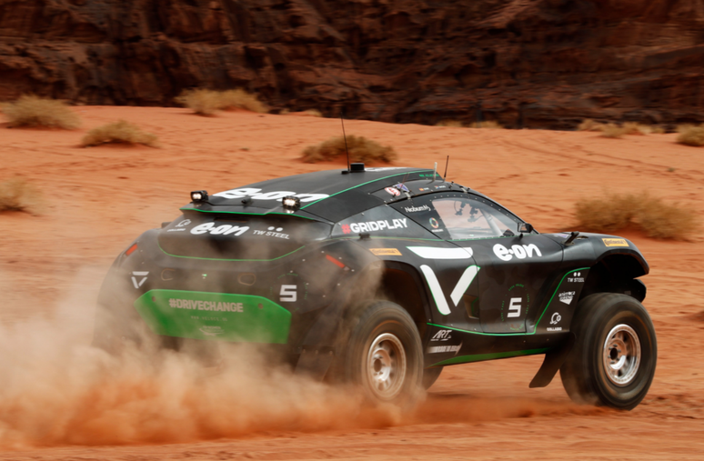 Carro da Veloce Racing no deserto de Neom 