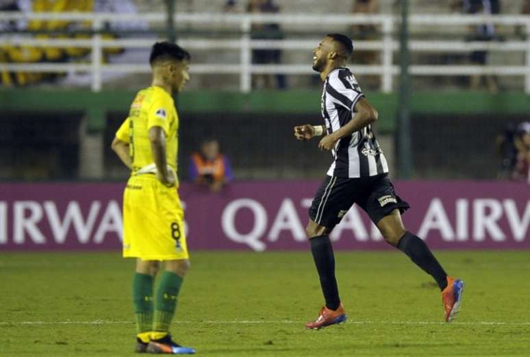 Alex Santana em ação pelo Botafogo (Foto: JAVIER GONZALEZ TOLEDO / AFP)