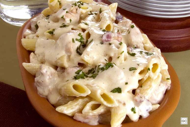 Macarr&atilde;o com molho branco &ndash; Foto: Guia da Cozinha