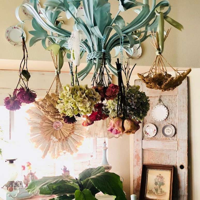 55. Decora&ccedil;&atilde;o com flores secas suspensas &ndash; Foto Deanna Cowherd