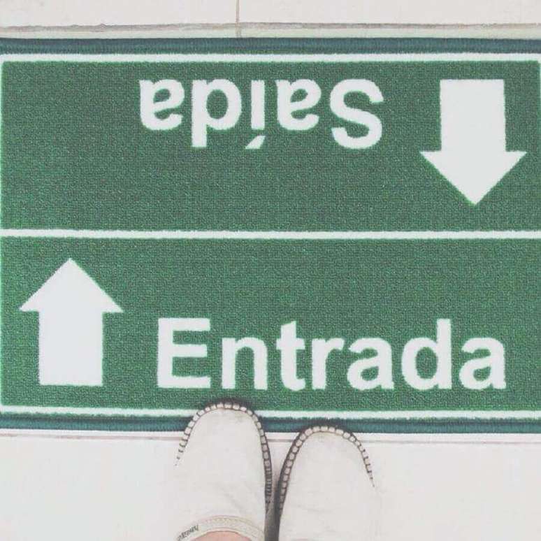 47. Modelos de capachos divertidos indicando a entrada e a sa&iacute;da &ndash; Foto: Elo7