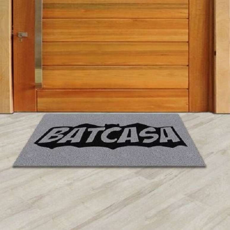 66. Tapete capacho divertido para quem &eacute; f&atilde; do Batman. Fonte: Americanas