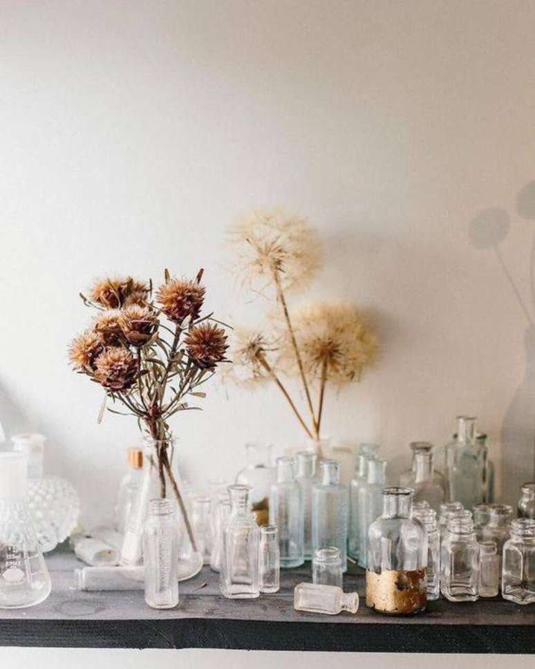9. As flores secas d&atilde;o um ar mais r&uacute;stico. Foto: Mayer