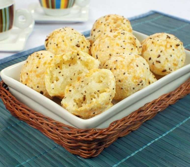 P&atilde;o de queijo de tapioca sem &oacute;leo e sem gl&uacute;ten (Reprodu&ccedil;&atilde;o / Guia da Cozinha)