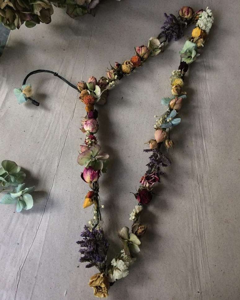 51. Cabide decorado com flores secas &ndash; Foto Renata Bastos Zanetti