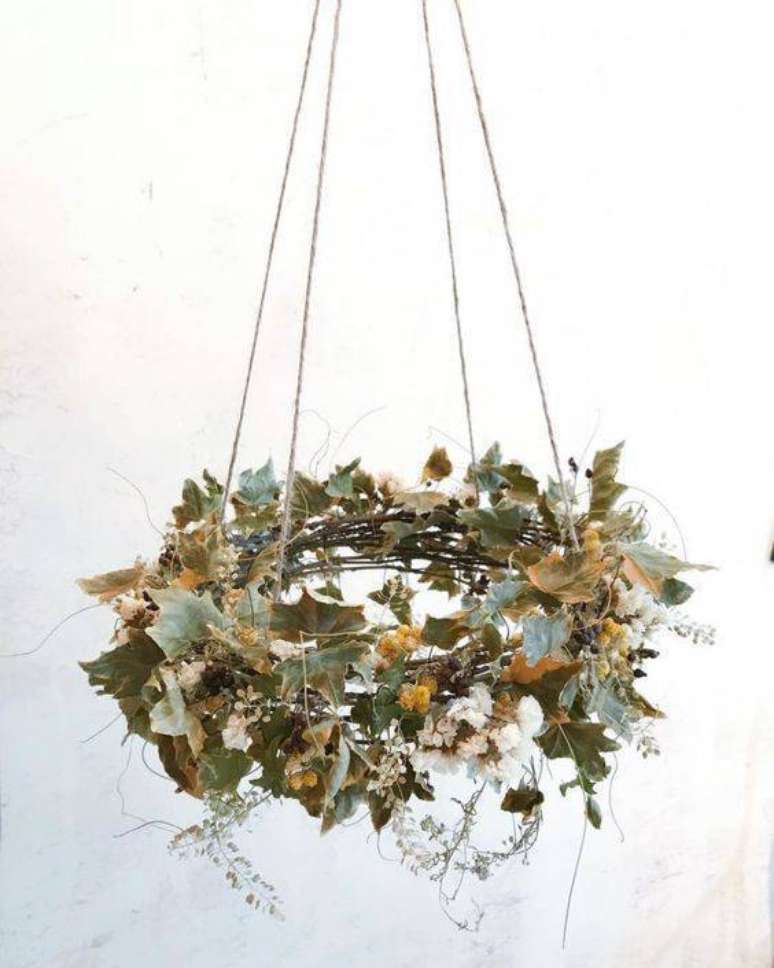 8. As flores secas podem ser usadas de forma suspensa. Foto: Autumn Vine
