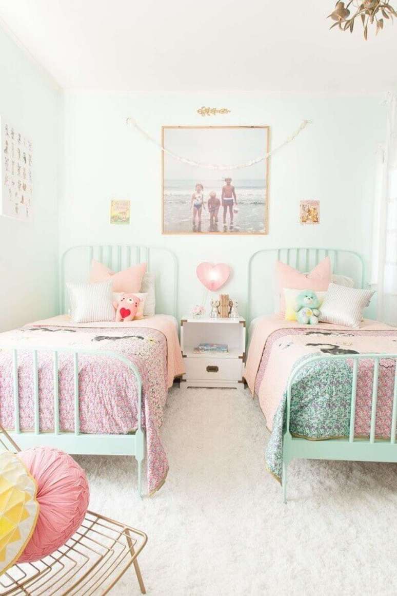 55. Quarto infantil com cama verde pastel e roupa de cama rosa – Foto Decor Facil