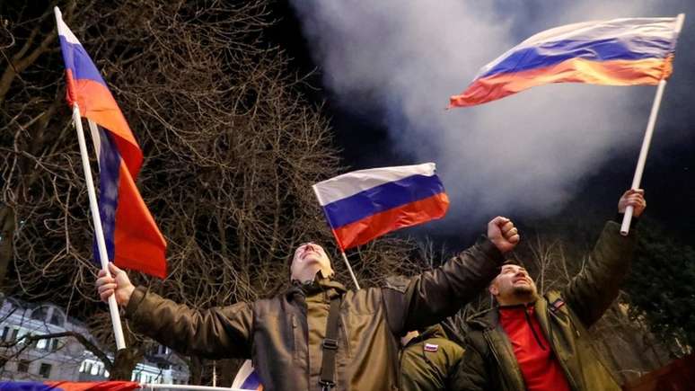 Manifestantes pró-Rússia comemoram na cidade de Donetsk decisão de Putin de reconhecer independência da região