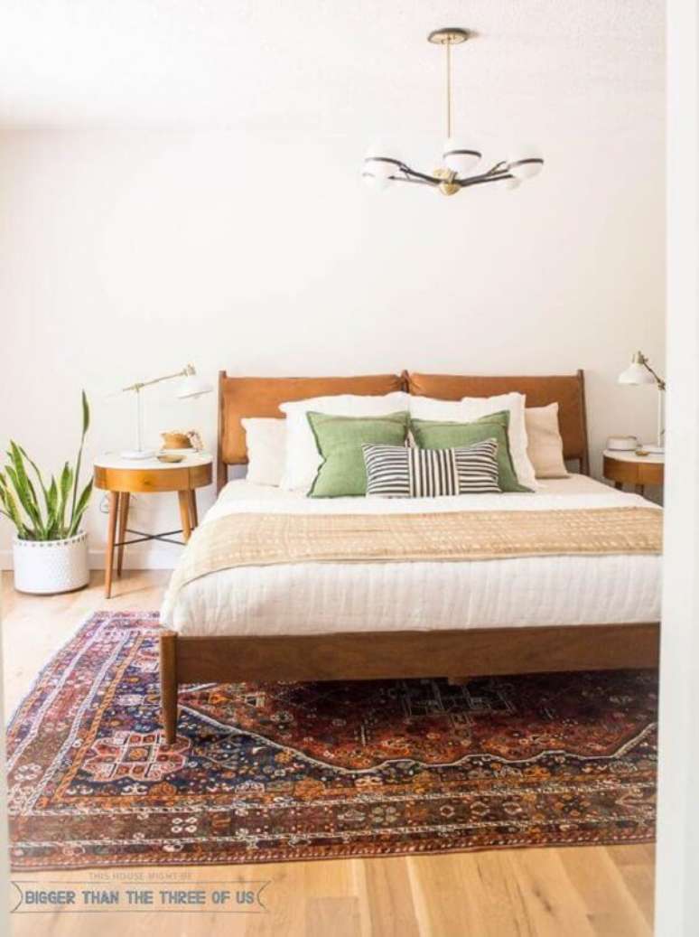 45. Quarto boho com cama de madeira e tapete estampado – Foto Bigger Than The Three of Us