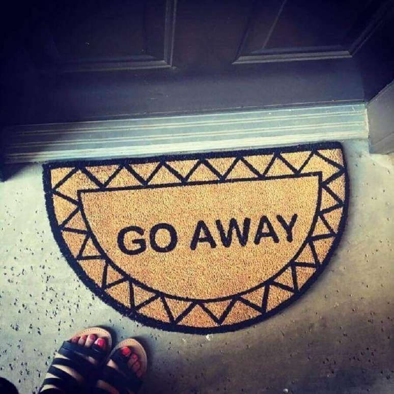 62. Que tal fazer uma brincadeira com as visitas e usar um tapete capacho divertido escrito &ldquo;Go away&rdquo;? &ndash; Foto: Zozu