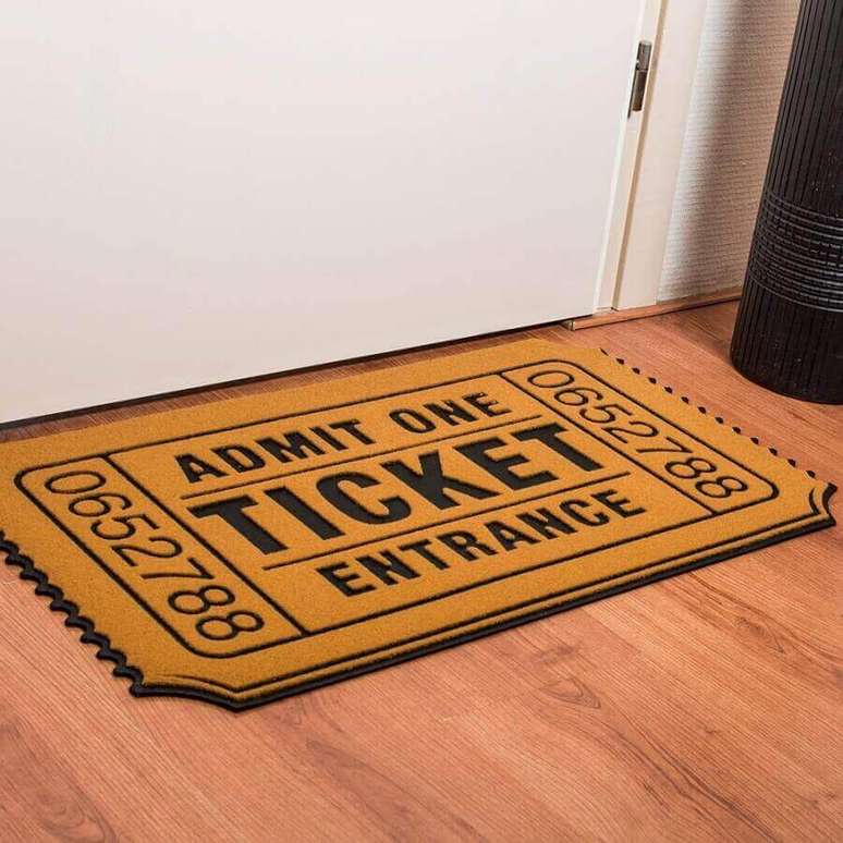 50. Os capachos divertidos com design diferencia d&atilde;o um toque de personalidade para a entrada da casa &ndash; Foto: Abeja reina